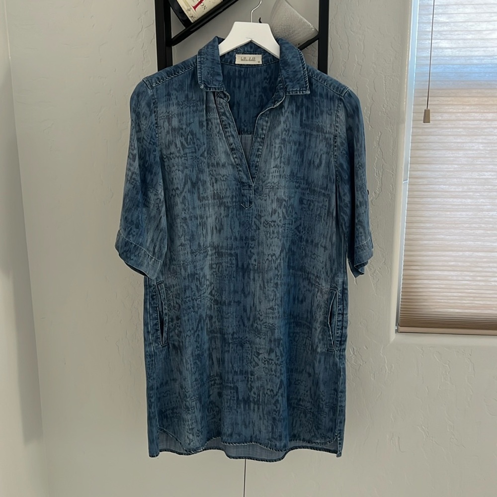 Very nice pockets in front sleeves button up
